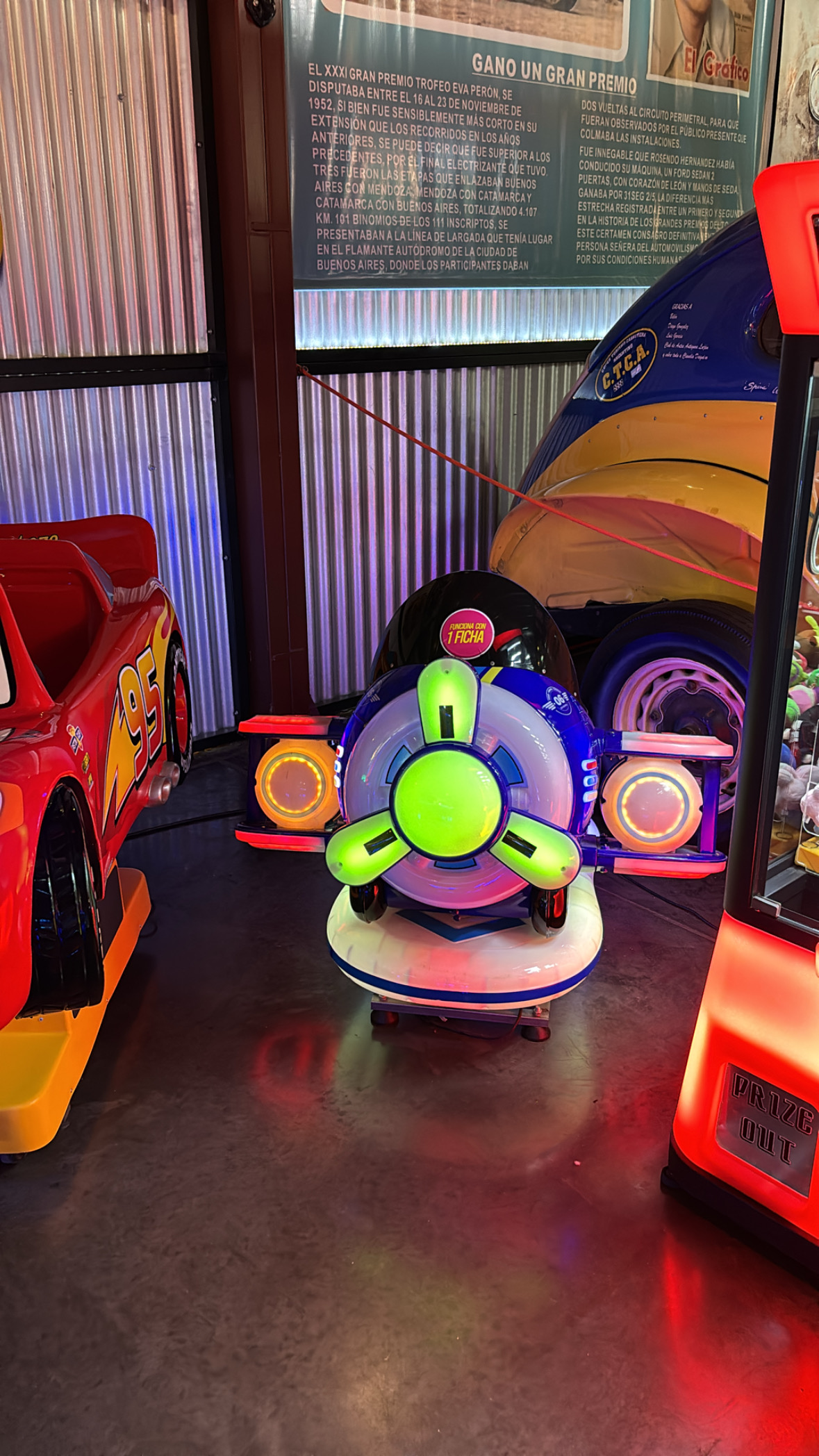 Juegos infantiles instalados y funcionando en un centro comercial