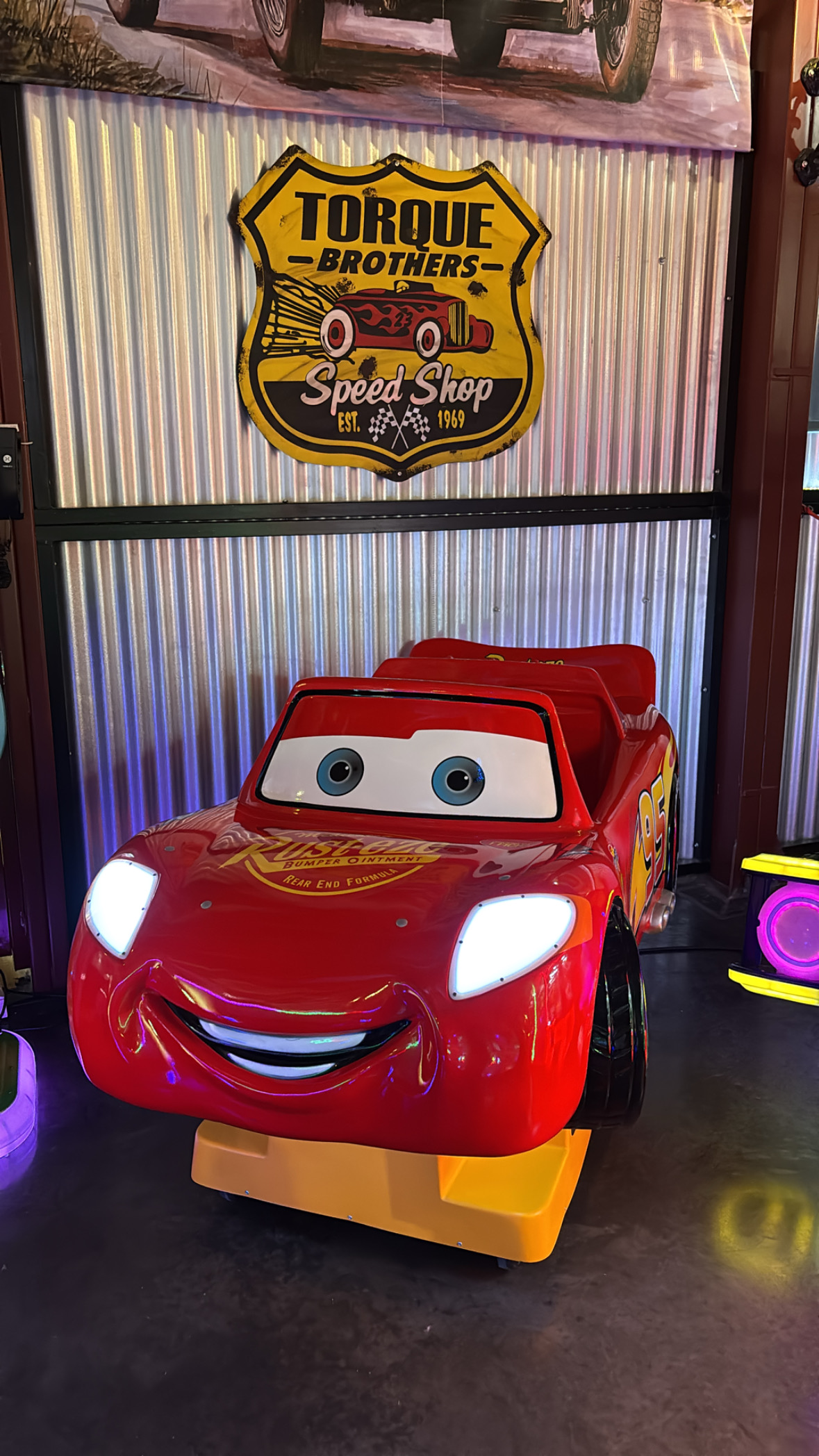 Juego infantil de Rayo McQueen instalado en un local